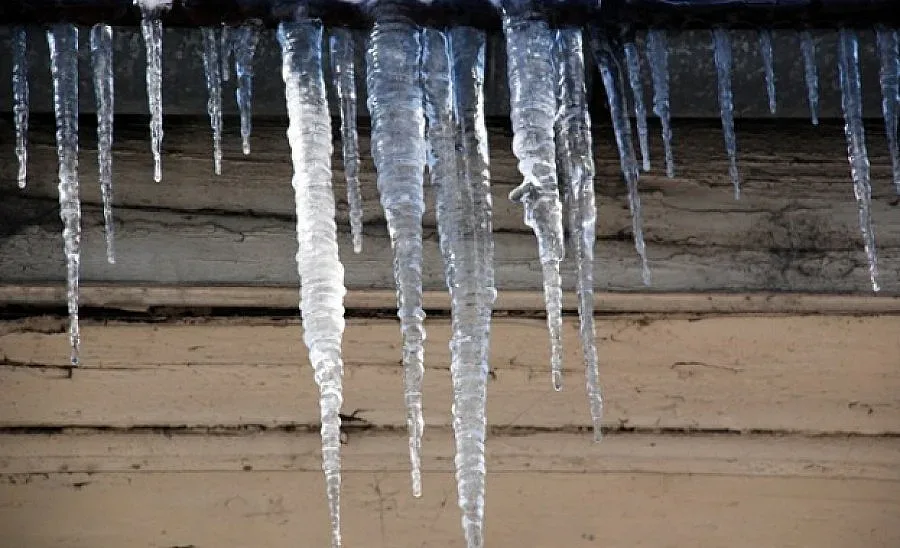 Леден къс падна върху жена, счупи й носа