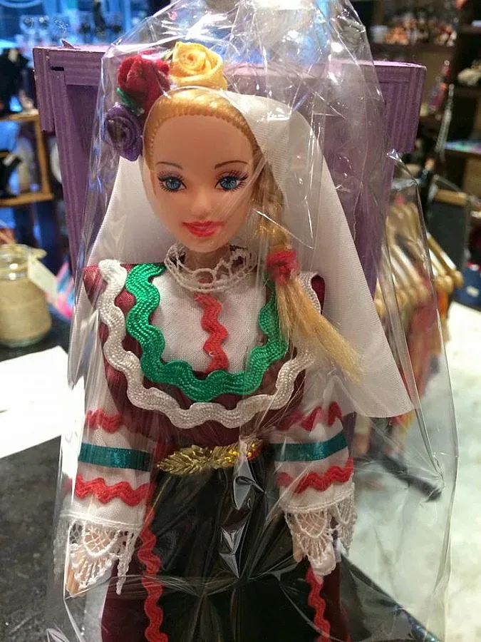 Българи създадоха кукла Барби с народна носия