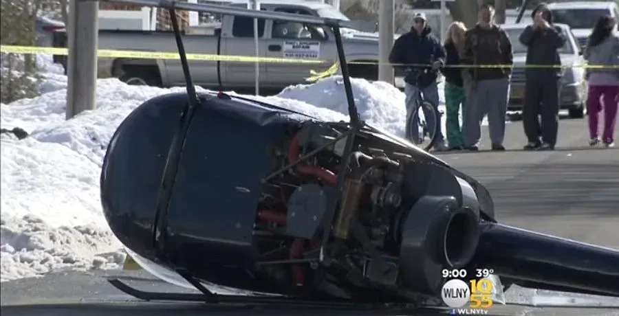 Хеликоптер падна насред улица в Ню Йорк (ВИДЕО)