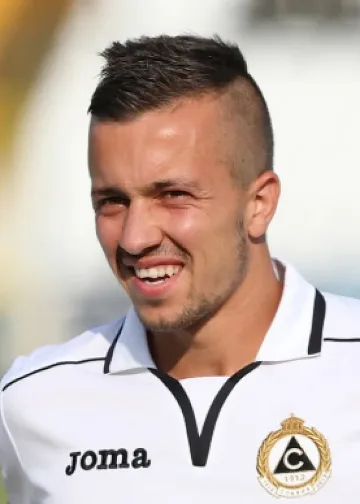 Адмирала прибира натирен от "Славия"