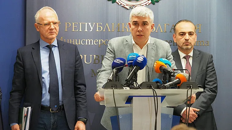 Бизнесът на нокти. Министър го удари на молба