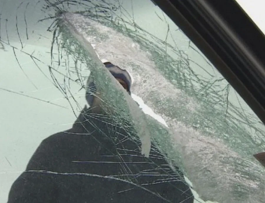 АПИ: Бетоновият къс, паднал върху кола, е от тротоарна конзола 