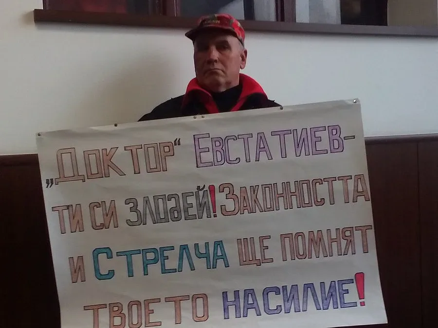 Изнасиленото от кмета момиче било девствено