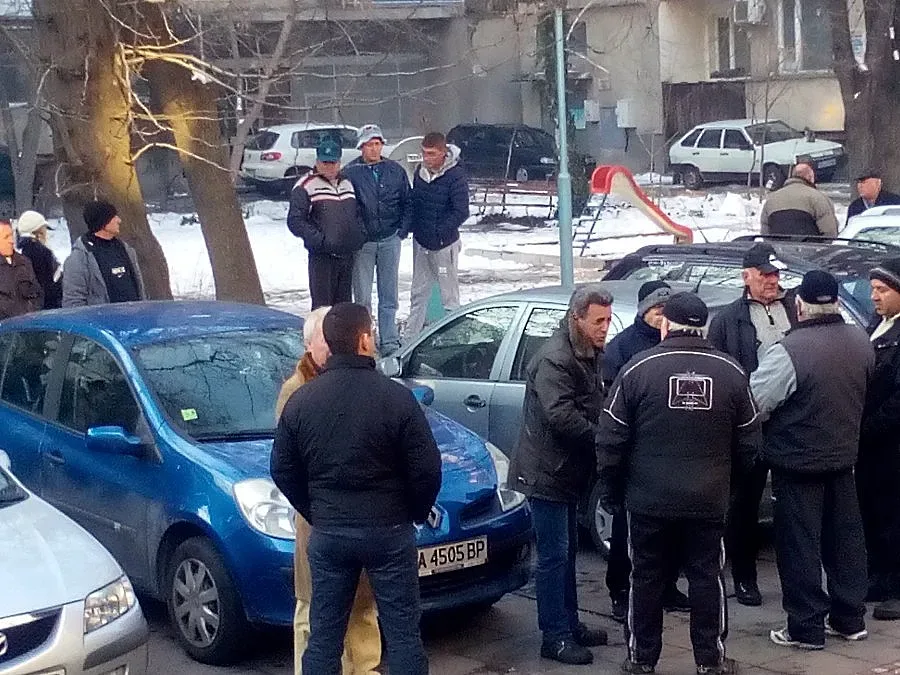 Евстатиев в съда, посрещнаха го с "боклук"