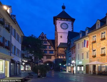 След изнасилвания и дрога: Забраниха мигранти в дискотеките