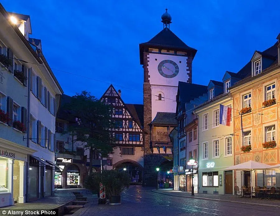 След изнасилвания и дрога: Забраниха мигранти в дискотеките