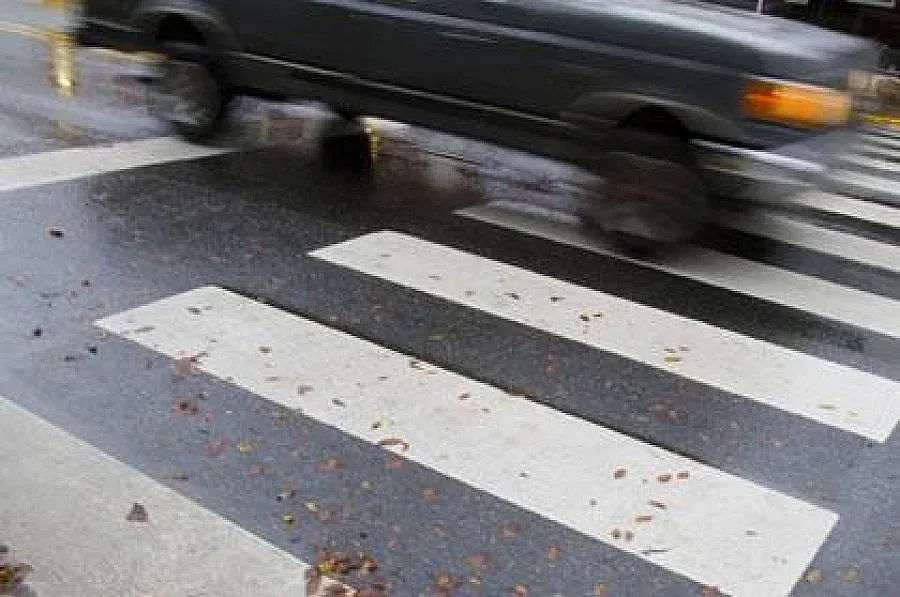 Кола блъсна дете на пешеходна пътека във Велико Търново