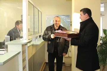 Вкусна торта за първия данъкоплатец в Царево