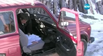 Кмет работи в кола вместо в кабинет (ВИДЕО)