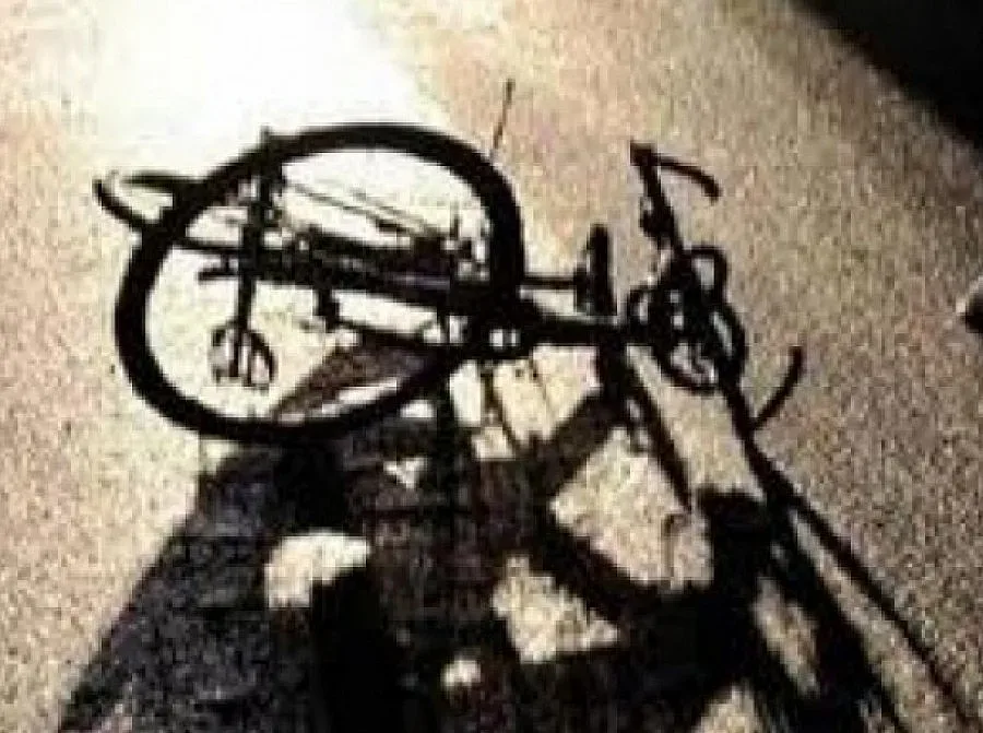 Кола отнесе половин дузина колоездачи