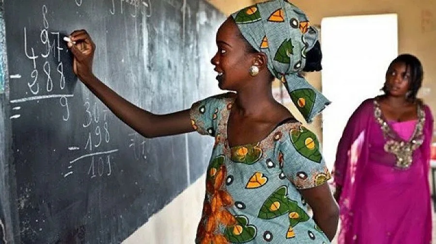 Кмет отпуска стипендии на девствени гимназистки