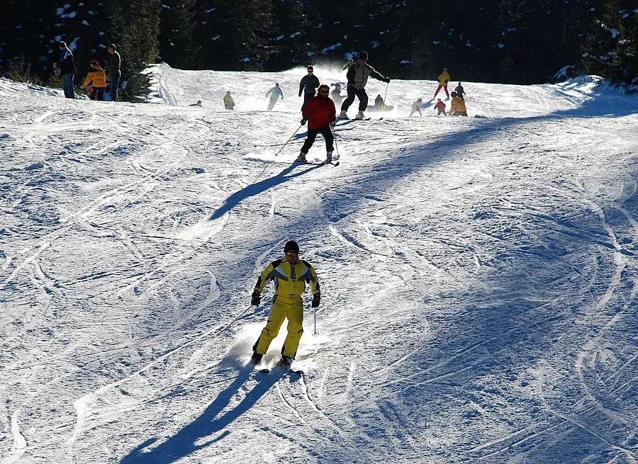 Откриха ски-сезона под връх Ком