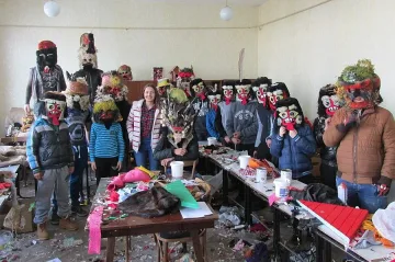 Ученици правят украса за юбилейната Сурва в Перник 