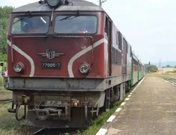 Товарен влак се обърна край Дупница