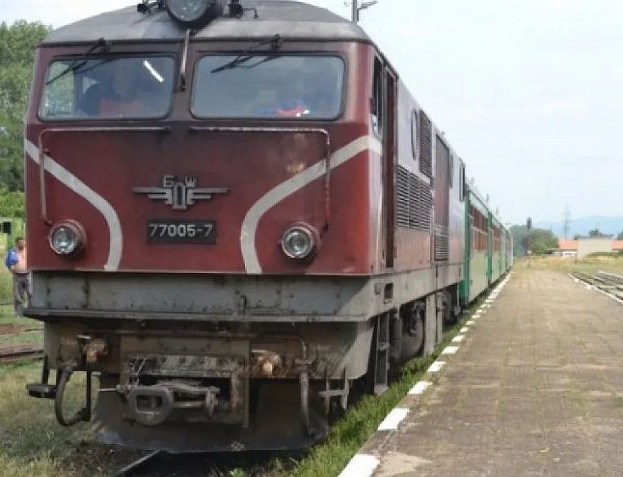 Товарен влак се обърна край Дупница