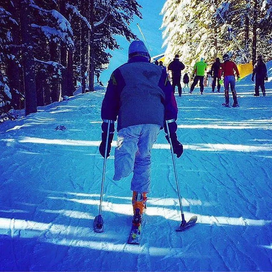 Шотландец без половин крак на ски в Банско