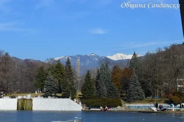 Община брани замръзнало езеро от деца