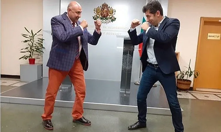 Скандалът с Петков трещи! Ето кой му уреди делото