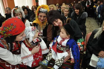 Бонбони, вино и хора за Бабинден