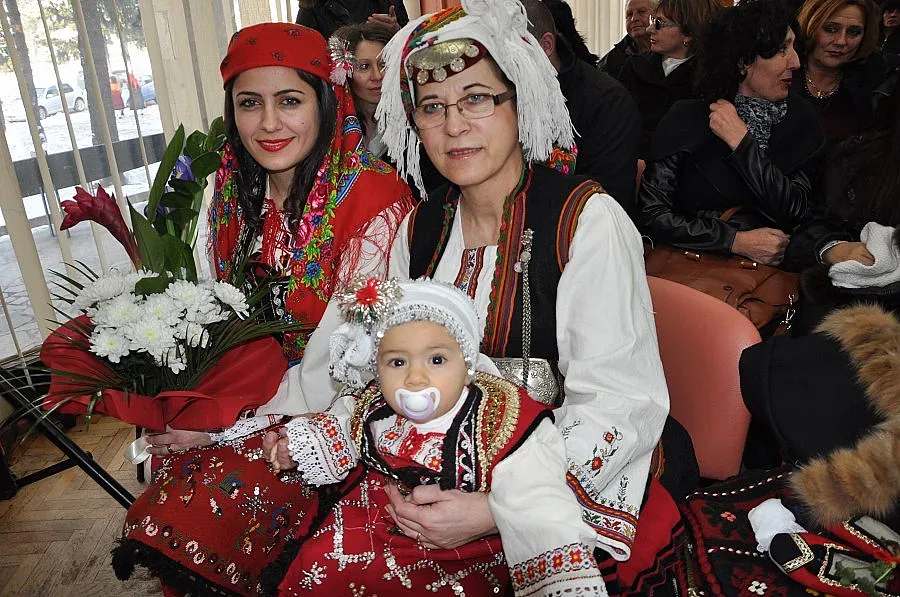 Стотици играха Бабино хоро на площада в Разлог