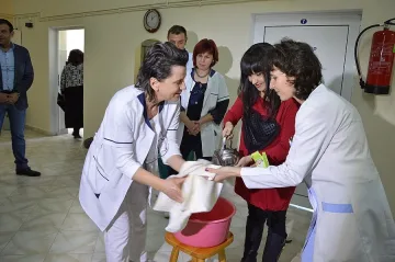 Кметски екип поздрави медици за Бабинден