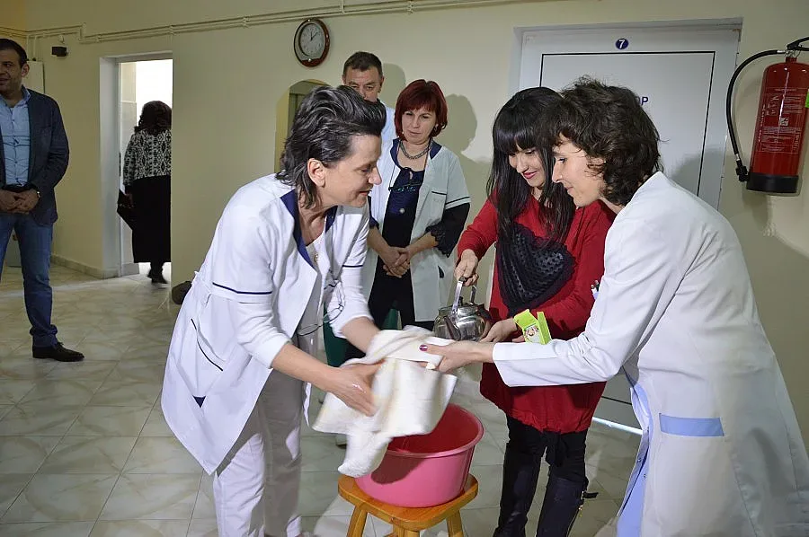 Кметски екип поздрави медици за Бабинден