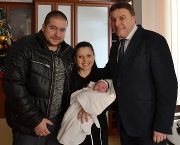 Кмет с музикална люлка за първото бебе на Благоевград