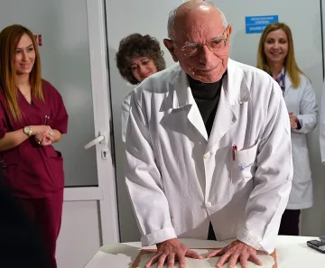 Д-р Марин Попмаринов в Кърджали с приз "Златни ръце"