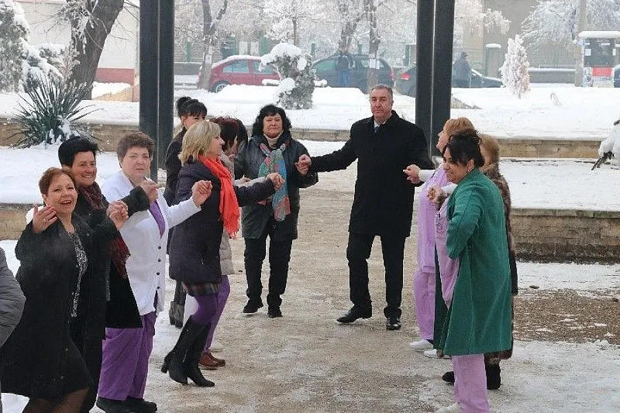 Кметът на Видин тропна хоро за Бабинден