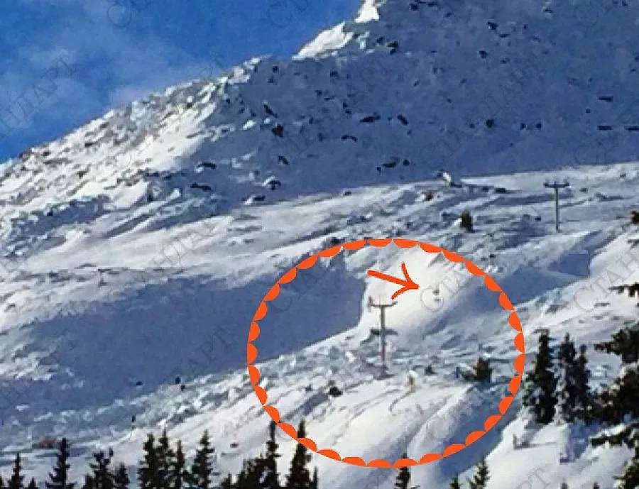 Двама туристи може да са затрупани от лавината