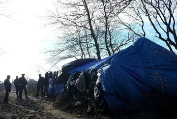 Сблъсък между полиция и протестиращи мигранти в Кале