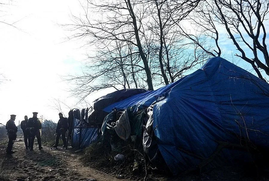 Сблъсък между полиция и протестиращи мигранти в Кале