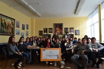 Седмокласници дариха чек за 1000 лв. за лечение на учителката си