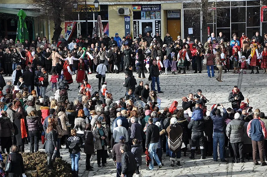 Чужденци снимат Бабино хоро в Разлог