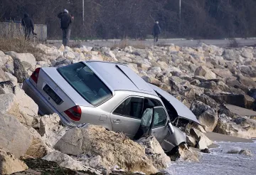 19-годишен се опита да паркира в морето