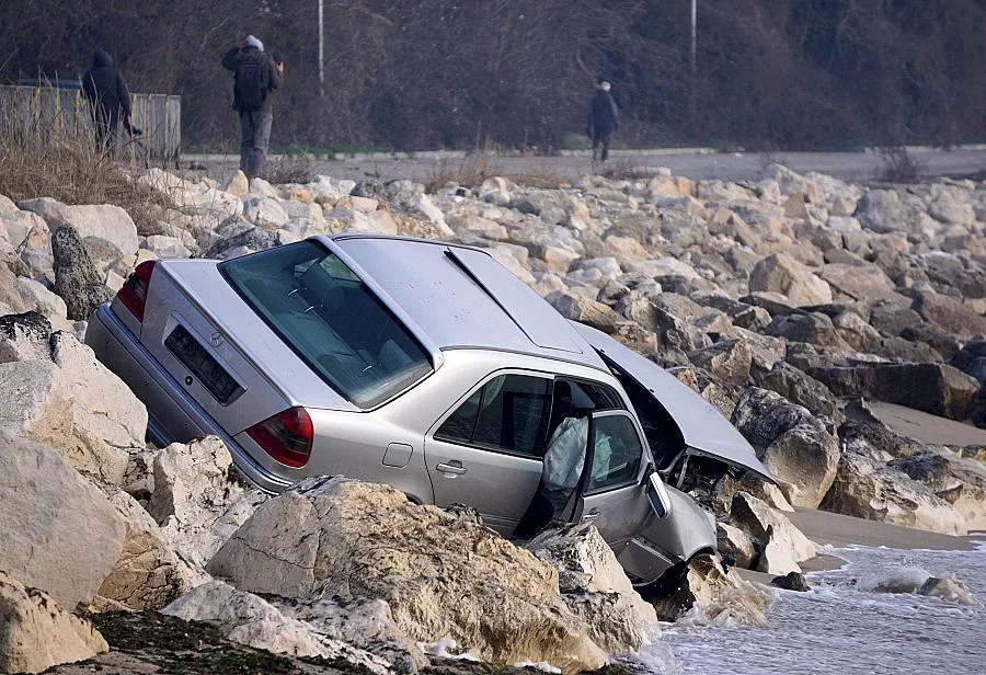 19-годишен се опита да паркира в морето