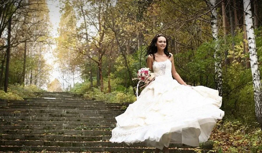 Изоставена булка покани 150 бездомни на сватбата си