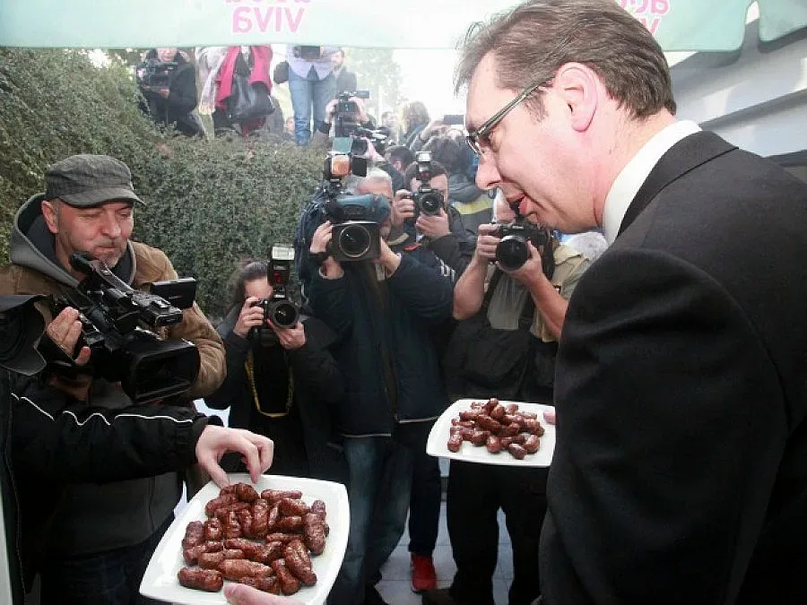Сръбският премиер черпи журналисти с кебапчета