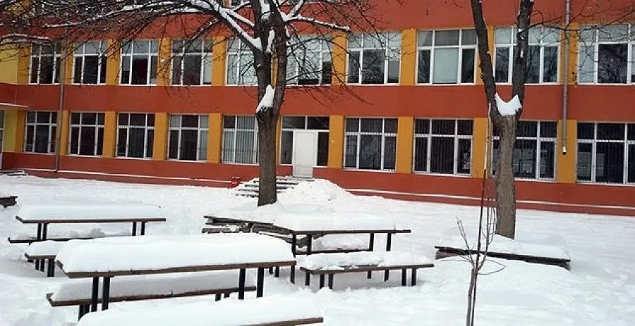 Близо 500 училища са затворени, учениците във ваканция