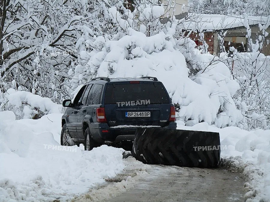 Кмет направи от джипа си снегорин