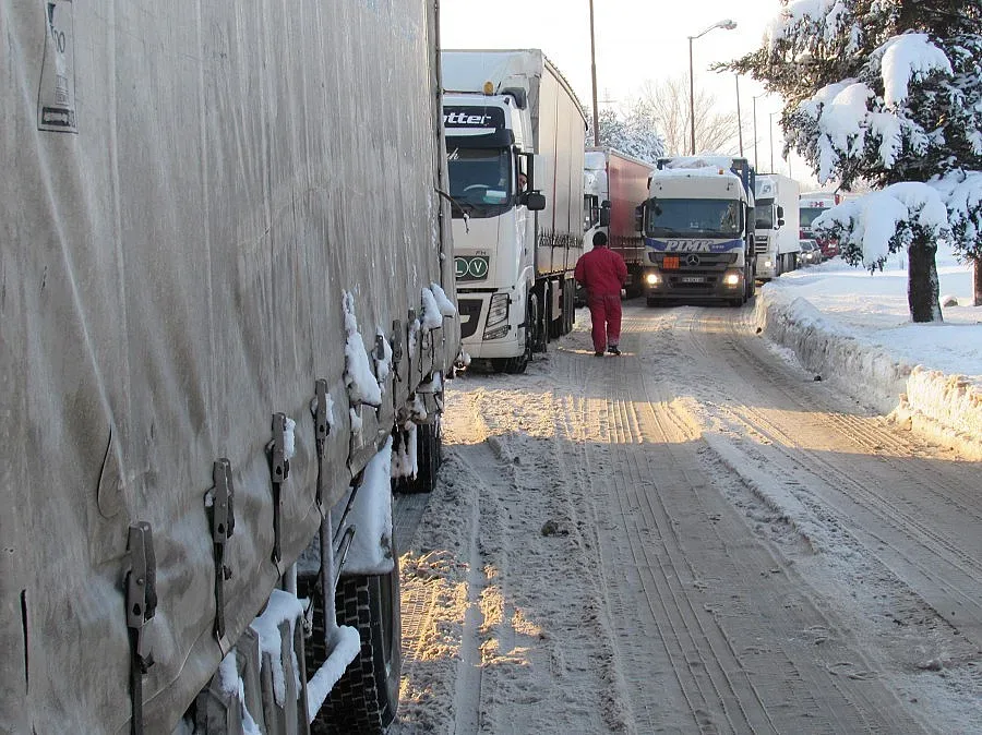 Опашки от ТИР-ове на Дунав мост