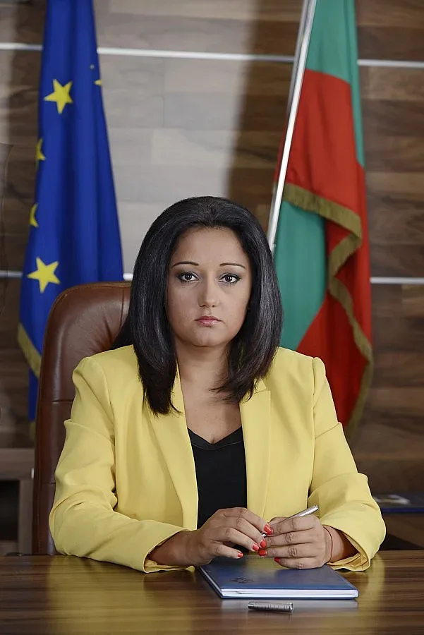 Истерията за Корал е борба на интереси