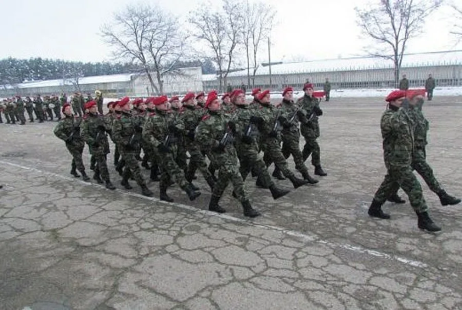 Търсят с конкурс войници за Карлово
