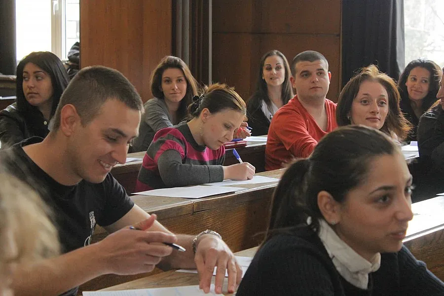 Алма матер вече готви и за матури