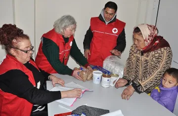 Опашки от 5 сутринта за хранителните помощи от ЕС