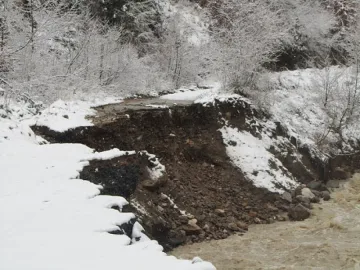 Село трепери да не рухне пътя от снега