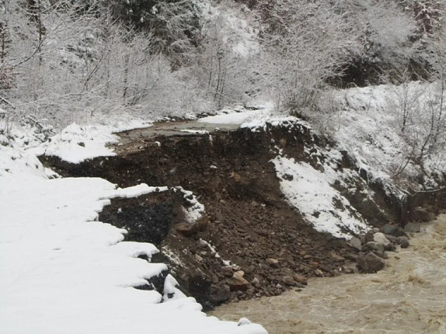Село трепери да не рухне пътя от снега