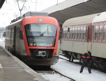 БДЖ спря движението на влакове в 3 железопътни участъка