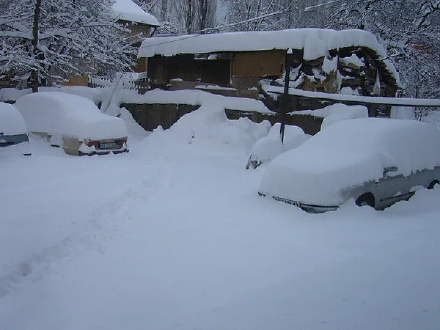 И Пернишко под снежна блокада