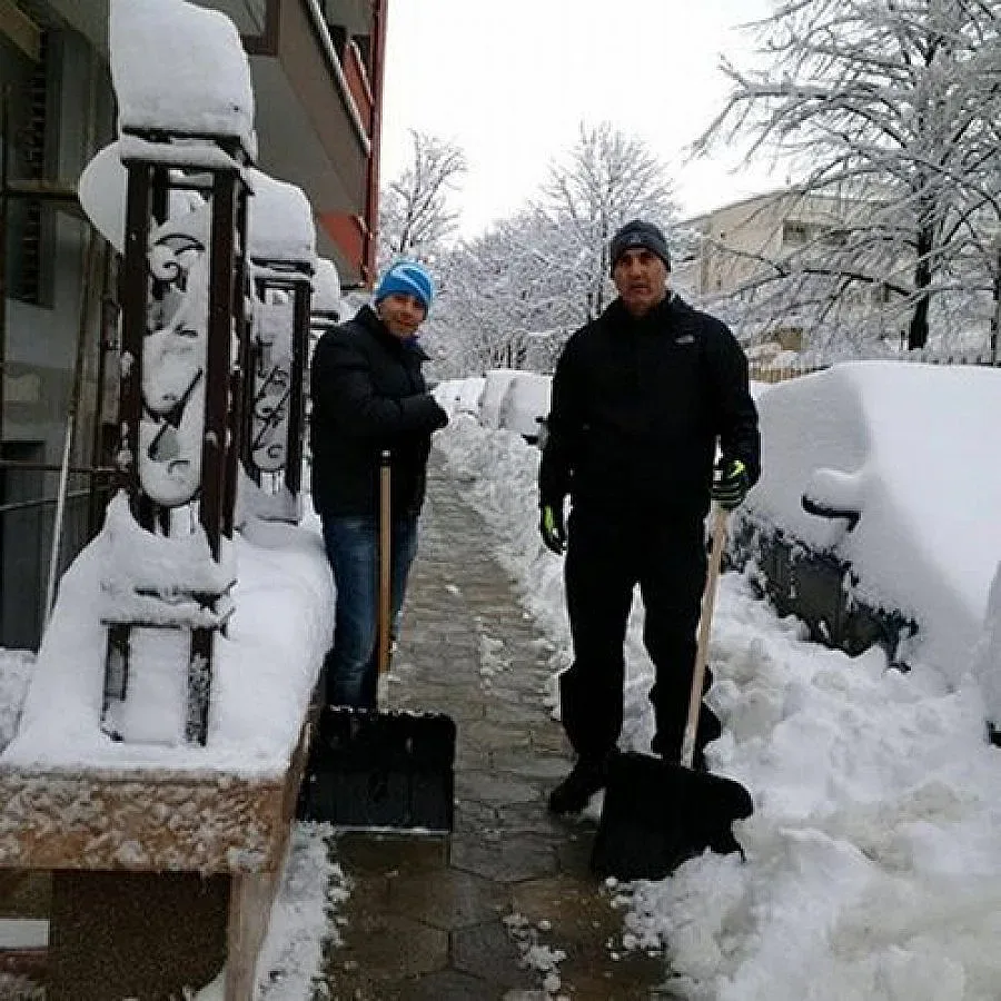 Цветанов дава личен пример и изрина снега пред блока